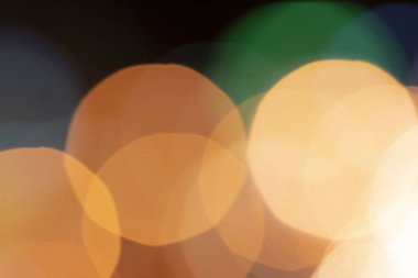 Şehirdeki bulanık ışıktan soyut arka plan.