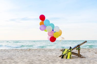 Boş alan ile tropikal plajda renkli sıcak hava balonları. Tra