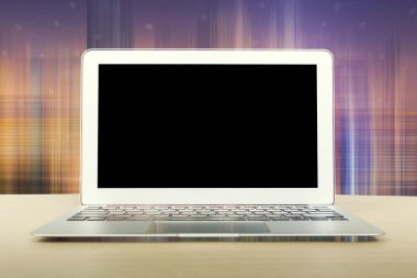 Masadaki boş ekran dizüstü bilgisayarla dalga geç. Çalışma alanı Sahtet