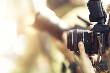 Fotoğrafçılık konsepti. Fotoğrafçı çekim yaparken lens yakın çekimi