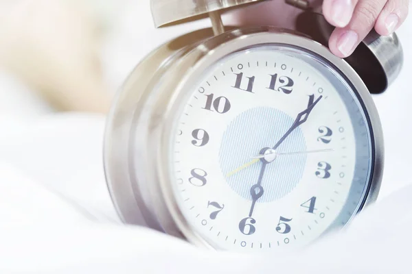 Concepto de tiempos, primer plano del despertador en la cama. Despertar, fecha límite , —  Fotos de Stock