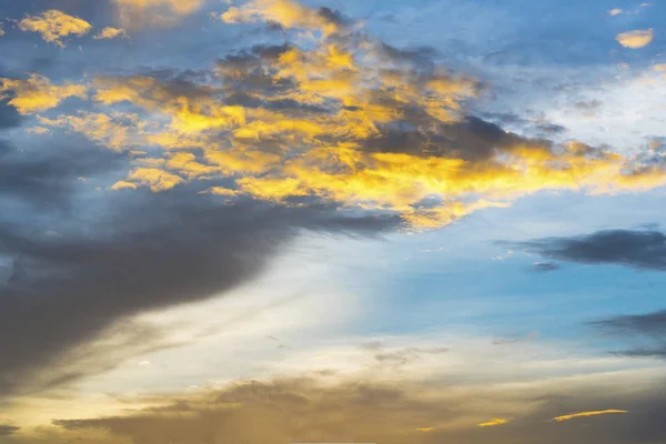 Wolken mit blauem Himmel nach Sonnenuntergang oder Sonnenaufgang. Hintergrund Natur. — Stockfoto