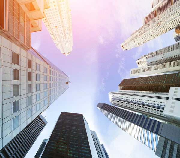 Budynki biznesowe patrząc widok z błękitne niebo. Cityscape w dół — Zdjęcie stockowe