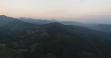 Tayland dağ üzerinde uçan havadan görünümü