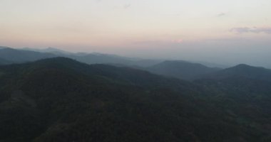 Tayland dağ üzerinde uçan havadan görünümü