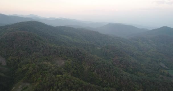 タイで山の上を飛んで空撮 — ストック動画