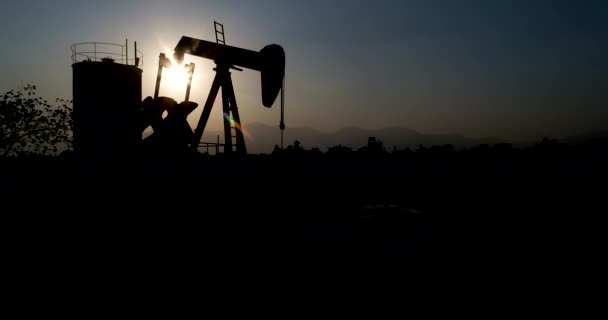 工业油泵千斤顶在油田钻井平台上抽油开采化石燃料 — 图库视频影像