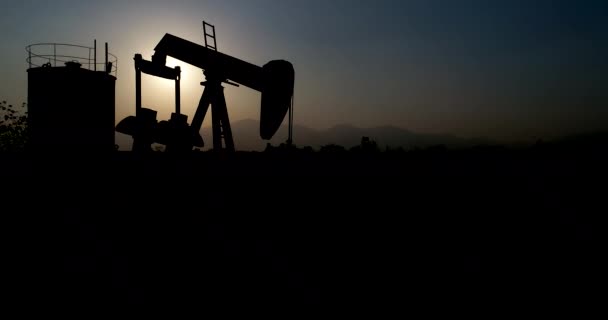 油田の掘削と化石燃料エネルギーの原油をポンプ工業用油ポンプ ジャック — ストック動画