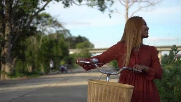 Giovane Donna Con Bicicletta Passeggiando Sul Parco — Video Stock