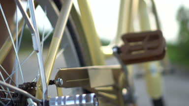 Bisiklet park üzerinde yürüme ile genç kadın