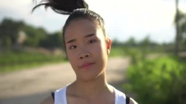 Genç güzel Asyalı kadın parkta koşu