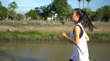 Genç güzel Asyalı kadın parkta koşu