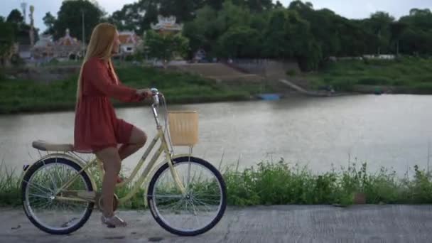 Mulher Andando Bicicleta Parque — Vídeo de Stock