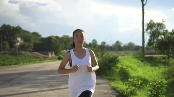 Giovane Bella Donna Asiatica Jogging Nel Parco — Video Stock