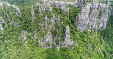 Tayland dağ üzerinde uçan havadan görünümü