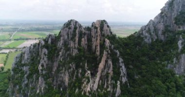 Tayland dağ üzerinde uçan havadan görünümü