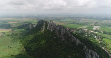 Tayland dağ üzerinde uçan havadan görünümü