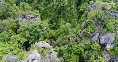 Tayland dağ üzerinde uçan havadan görünümü