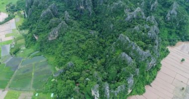 Tayland dağ üzerinde uçan havadan görünümü