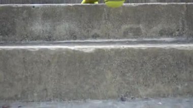 Ayakkabılarımı park üzerinde çalışan kadın kapatmak 