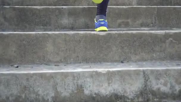 Mulher Correndo Parque Perto Sapatos — Vídeo de Stock