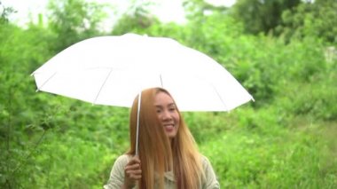 Beyaz şemsiye yağmur altında tutan el yürüyen kadın 