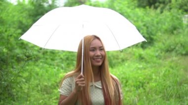 Beyaz şemsiye yağmur altında tutan el yürüyen kadın 