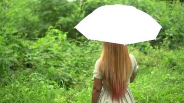 Beyaz şemsiye yağmur altında tutan el yürüyen kadın 