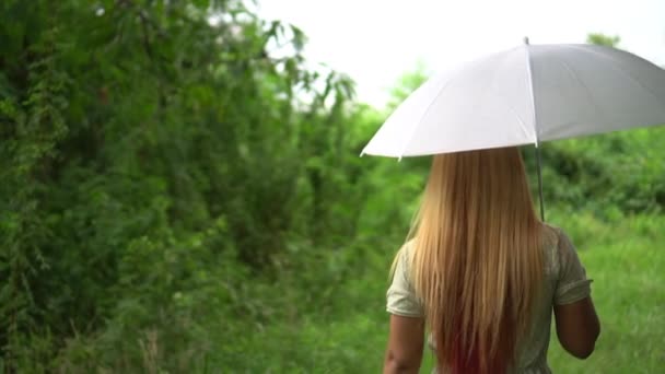 Kvinnan Promenader Hand Hållande Vitt Paraply Regn — Stockvideo