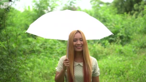 Mulher Andando Mão Segurando Guarda Chuva Branco Sob Chuva — Vídeo de Stock