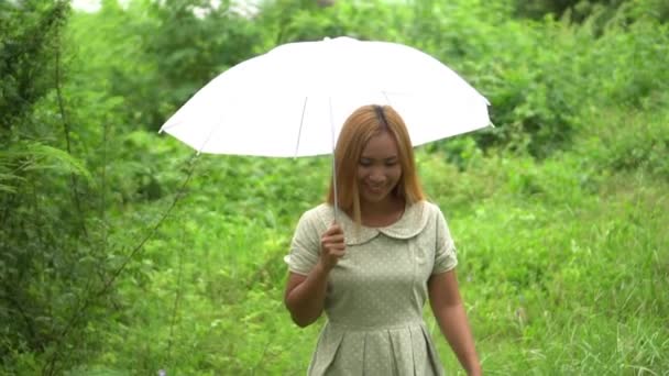 Vrouw Lopen Hand Met Witte Paraplu Onder Regen — Stockvideo