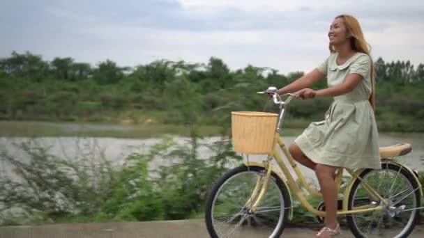 Mujer Montando Una Bicicleta Parque — Vídeos de Stock