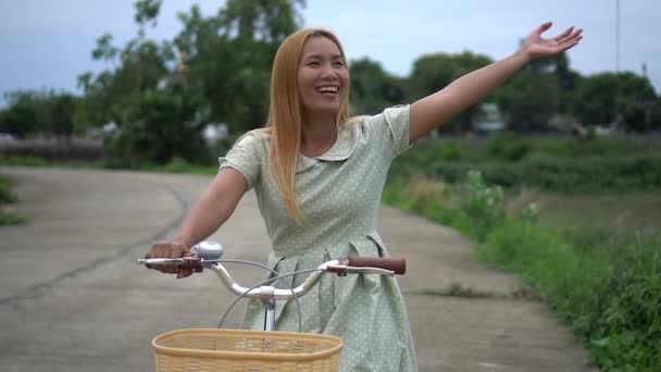 Mulher Andando Bicicleta Parque — Vídeo de Stock