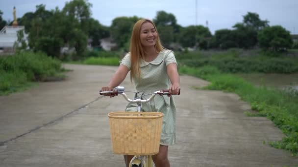 Parkta Bisiklet Süren Bir Kadın — Stok video