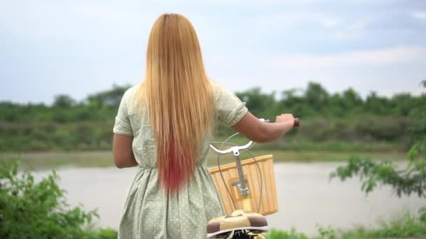 Junge Frau Mit Fahrrad Läuft Durch Den Park — Stockvideo