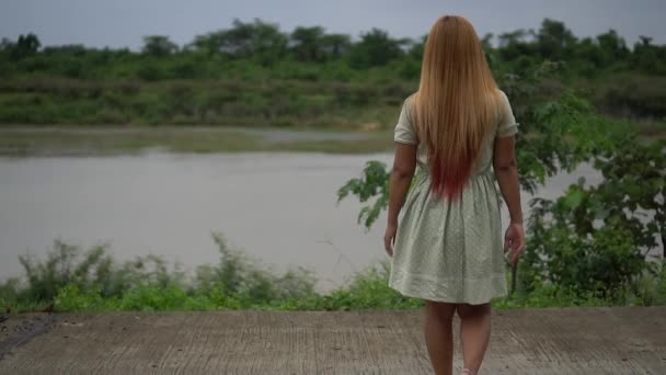 Sorrindo Jovem Mulher Desfrutando Natureza — Vídeo de Stock