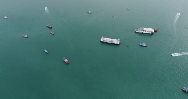 Hızlı Tekneler Denize Yakın Plaj Şehir Üzerinde Havadan Görünümü — Stok video