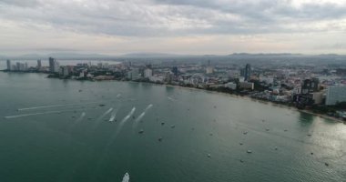 Hızlı tekneler denize yakın plaj şehir üzerinde havadan görünümü