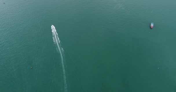 Αεροφωτογραφία Του Ταχύπλοα Σκάφη Στη Θάλασσα Κοντά Παραλία Πόλη — Αρχείο Βίντεο