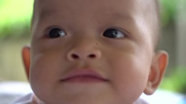 Mutlu yeni doğan genç anne ile yakından