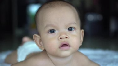 Mutlu yeni doğan genç anne ile yakından