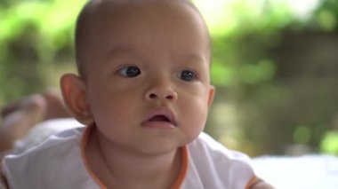 Mutlu yeni doğan genç anne ile yakından