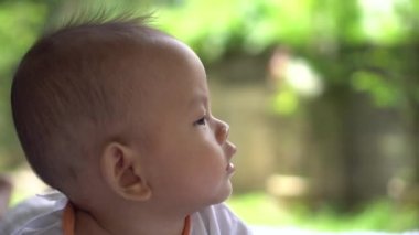 Mutlu yeni doğan genç anne ile yakından