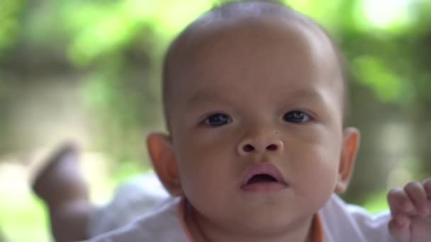 Mutlu Yeni Doğan Genç Anne Ile Yakından — Stok video