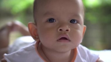 Mutlu yeni doğan genç anne ile yakından