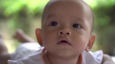 Mutlu yeni doğan genç anne ile yakından