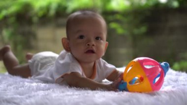 Mutlu yeni doğan genç anne ile yakından