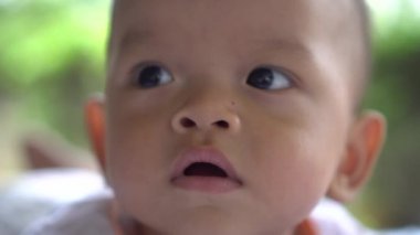 Mutlu yeni doğan genç anne ile yakından