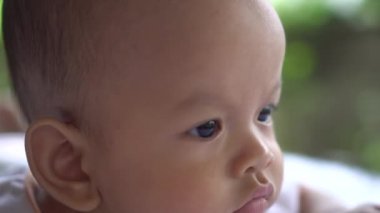 Mutlu yeni doğan genç anne ile yakından