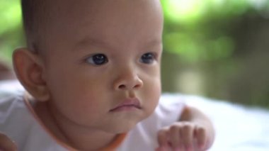 Mutlu yeni doğan genç anne ile yakından